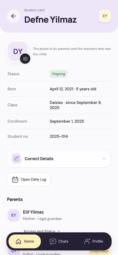 Student card: the student’s status, date of birth, class, enrollment date, student number and the parent marked as legal guardian